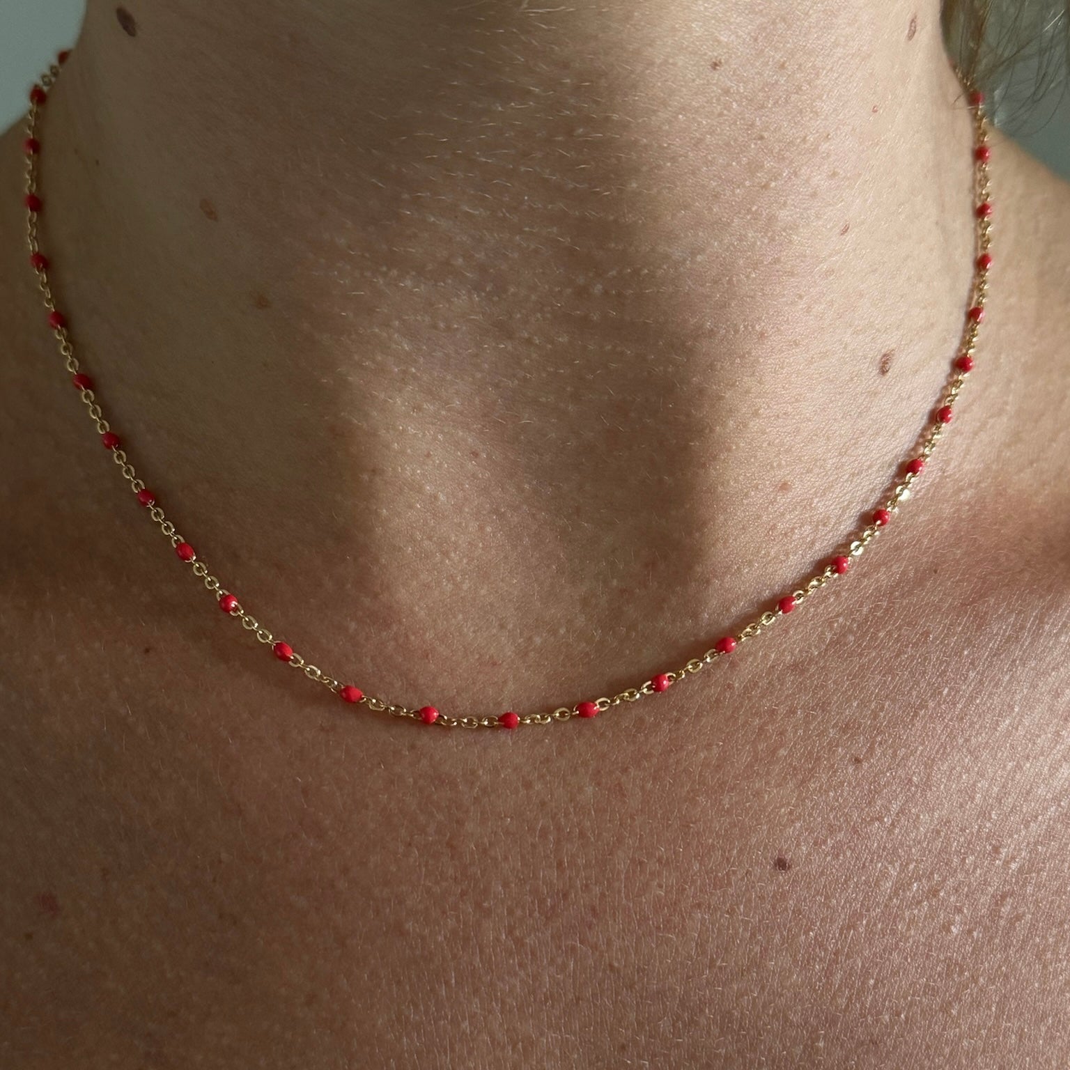 red daisy necklace